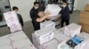 Chủ tiệm nail gốc Việt ‘trả ơn’ nước Mỹ, tặng hàng trăm nghìn đồ bảo hộ