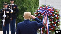 Ông Trump đặt vòng hoa tại Nghĩa trang Quốc gia Arlington.