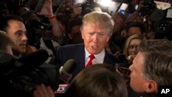 Ứng cử viên tổng thống Donald Trump phát biểu với các phương tiện truyền thông sau cuộc tranh luận tổng thống đảng Cộng hòa đầu tiên ở Cleveland ngày 06/8/2015.