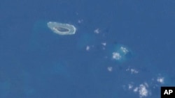 Ảnh đảo Ba Bình chụp từ Trạm không gian Quốc tế. Ba Bình là hòn đảo lớn nhất thuộc quần đảo Trường Sa, nằm cách Cao Hùng phía Nam Đài Loan chừng 1600 cây số về hướng Tây Nam. 