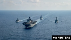 Tàu khu trục Úc có tên lửa được dẫn đường (trái) tham gia vào đội tàu sân bay Mỹ vào Biển Đông hồi tháng Tư năm 2020