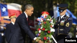 صدر اوباما یادگار پر پھولوں کی چادر چڑھاتے ہوئے