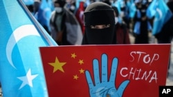 ترکی میں ایغور باشندہ چین کے خلاف مظاہرے میں شریک۔ (فائل فوٹو)