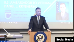 Đại sứ Hoa Kỳ tại Việt Nam Daniel Kritenbrink phát biểu trong buổi tiếp xúc với cộng đồng người Mỹ gốc Việt tại Nam California, ngày 19/02/2020. Photo Chụp từ YouTube Người Việt.