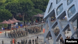 Lực lượng vũ trang Trung Quốc dàn hàng tại Sân vận động Shenzhen Bay ở Thâm Quyến, bên kia biên giới với Hong Kong, ngày 15/8/2019. REUTERS/Thomas Peter 