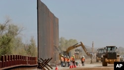 Các nhà thầu chính phủ xây dựng một phần bức tường biên giới do Lầu Năm Góc tài trợ dọc theo sông Colorado ở bang Arizona, ngày 10 tháng 9 năm 2019. Hoa Kỳ hôm 5/10 cho biết sẽ xây dựng thêm các phần tường biên giới ở bang Texas.