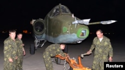 روسی فوجی لڑاکا طیارے ایس یو 25 میں ہتھیار لوڈ کر رہے ہیں۔ فائل فوٹو