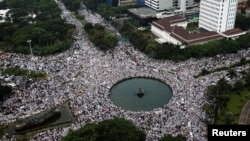 Những người Hồi giáo theo đường lối cứng rắn biểu tình chống đô trưởng Jakarta, Indonesia. 