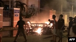 Người biểu tình đốt xe máy bên ngoài trụ sở Ủy ban Nhân dân tỉnh Bình Thuận hôm 10/6.