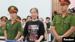 Blogger Mẹ Nấm trong phiên xử phúc thẩm ngày 30/11/2017. 