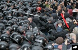 Những người biểu tình va chạm với lực lượng cảnh sát tại văn phòng tổng thống ở Kyiv, 1/12/2013