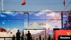 An ninh canh gác cổng của cái gọi là "trung tâm huấn nghiệp" ở tỉnh Tân Cương, nơi giam giữ người Hồi giáo Uighur. Ảnh chụp ngày 3/9/2018. REUTERS/Thomas Peter