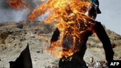 Hình nộm của mục sư Terry Jones bị đốt trong 1 cuộc biểu tình ở Shinwar, Afghanistan