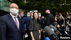 Giám đốc tài chính Huawei Mạnh Vãn Chu rời tòa án sau khi phiên tòa nghe chứng kết thúc ở Vancouver, British Columbia, Canada, ngày 24 tháng 9, 2021.