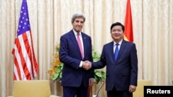 Bí thư Thành ủy TP.HCM Đinh La Thăng bắt tay với Ngoại trưởng Mỹ John Kerry trước cuộc gặp của họ ở TP.HCM, ngày 13 tháng 1, 2017.