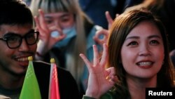 Người ủng hộ bà Thái Anh Văn vui mừng trước chiến thắng trong bầu cử hôm 11 tháng Giêng, 2020.