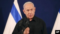 Thủ tướng Israel Benjamin Netanyahu phát biểu trong cuộc họp báo với Bộ trưởng Quốc phòng Yoav Gallant và Bộ trưởng Nội các Benny Gantz tại căn cứ quân sự Kirya ở Tel Aviv, Israel, ngày 28 tháng 10 năm 2023.