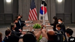 Ngoại trưởng Hoa Kỳ Antony Blinken và Ngoại trưởng Hàn Quốc Chung Eui-Yong tại cuộc họp song phương bên lề hội nghị G7 ở London vào ngày 3/5/2021.