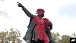Một bức tượng Columbus bị phá hoại.