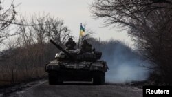 Binh lính Ukraine lái xe tăng gần thành phố tiền tuyến Bakhmut, ở vùng Donetsk, Ukraine, ngày 20 tháng 1 năm 2023.
