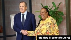 Ngoại trưởng Nam Phi Naledi Pandor và Ngoại trưởng Nga Sergei Lavrov.