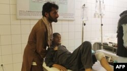 قندوز حملے میں زخمی ہونے والے ایک افغان شہری کا اسپتال میں علاج کیا جا رہا ہے۔ 2 اپریل 2018