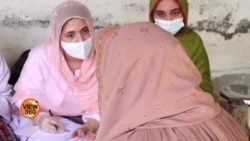 سیلاب سے متاثرہ حاملہ خواتین طبّی سہولتوں کے لیے طویل سفر کرنے پر مجبور