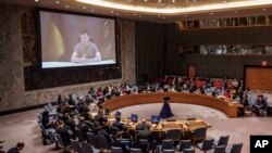  یوکرین کے صدر ولودیمیر زیلنسکی منگل 27 ستمبر کو ویڈیو کے ذریعے اقوام متحدہ کی سلامتی کونسل سے خطاب کر رہے ہیں: فوٹو اے پی۔ 