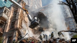 Lính cứu hỏa Ukraine chữa cháy sau khi một máy bay không người lái tấn công một tòa nhà tại Kyiv.