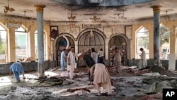 افغانستان میں داعش بالخصوص شیعہ اقلیت اور ان کی مساجد کو نشانہ بناتا رہتا ہے۔یہ تصویر قندوز میں داعش کے حملے کا ہدف بننے والی ایک شیعہ مسجد کی ہے۔ 8 اکتوبر 2021