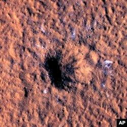 شہابیے کے مریخ کی سطح سے ٹکرانے کے نتیجے میں زمین کے اندر موجود برف کے ٹکڑے اچھل کر باہر نکل آئے جنہیں اس تصویر میں دیکھا جا سکتا ہے۔