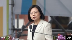 تائیوان کی صدر سائی انگ وین قومی دن کے موقع ]ر صدارتی عمارت کے سامنے خطاب کر رہی ہیں فوٹو اے پی:10اکتوبر 2022