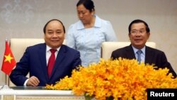 Thủ tướng Việt Nam Nguyễn Xuân Phúc và Thủ tướng Campuchia Hun Sen.