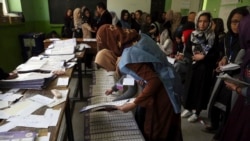 افغان مېرمنې په انتخاباتو کې شرکت کوي