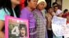 Các nhà hoạt động sắc tộc Karen ở phía bắc của tỉnh Chiang Mai, Thái Lan, cầm bức ảnh ông Porlajee Rakchongcharoen trong cuộc biểu tình bên ngoài văn phòng chính phủ, yêu cầu chính quyền đẩy nhanh cuộc điều tra về việc ông bị mất tích 