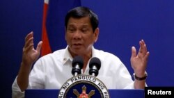 Trong 5 tháng đầu nhậm chức, ông Duterte đã đảo ngược chính sách ngoại giao của Philippines: rời xa Mỹ, xích lại gần với Trung Quốc, và theo đuổi một liên minh mới với Nga.