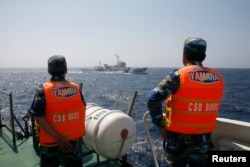 Cảnh sát biển Việt Nam giám sát tàu Trung Quốc ở Biển Đông.