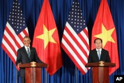 Tổng thống Mỹ Barack Obama đã tuyên bố trong cuộc họp báo chung với Chủ tịch Việt Nam Trần Đại Quang ngày 23/5 rằng Mỹ dỡ bỏ hoàn toàn lệnh cấm bán vũ khí sát thương cho Việt Nam.