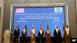 امریکی وزیر خارجہ بلنکن سعودی عرب ریاض میں خلیج کونسل سیکرٹریٹ میں کونسل کے وزراء کے ساتھ، فوٹو اے پی 7،جون 2023