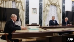Tổng thống Nga Putin họp với Thứ trưởng Quốc phòng Yevkurov và ông Troshev, 28/9/2023.