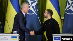 Tổng thư ký NATO, Jens Stoltenberg, và Tổng thống Ukraine, Volodymyr Zelenskyy, tham dự một cuộc họp báo chung tại Kyiv, Ukraine, vào ngày 20/4/2023, giữa bối cảnh Nga tấn công Ukraine.