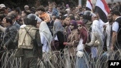 Người biểu tình chống Tổng thống Ai Cập Hosni Mubarak xếp hàng đến Quảng trường Tahrir ở Cairo