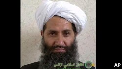 طالبان کے اعلیٰ رہنما ملا ہیبت اللہ اخوندزادہ جو شاذ ونادر ہی قندھار سے باہر آتے ہیں، جو ان کا ہیڈ کوارٹر ہے، اے پی فوٹو2001۔