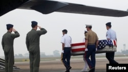 Hài cốt quân nhân Mỹ mất tích trong chiến tranh Việt Nam được đưa lên máy bay trong một buổi lễ tại sân bay Nội Bài ở Hà Nội tháng 12/2012. Đây là một trong những di sản chiến tranh mà Mỹ và Việt Nam vẫn đang hợp tác để tìm kiếm những người lính Mỹ mất tích còn lại.