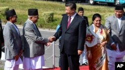 نیپال کے وزیر اعظم کے پی شرما چینی صدر شی جن پنگ کے دورے کے اختتام پر انہیں الوداع کہہ رہے ہیں۔