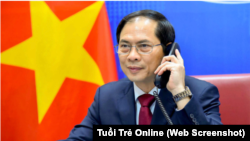 Bộ trưởng Ngoại giao Việt Nam Bùi Thanh Sơn điện đàm với Bộ trưởng Ngoại giao Trung Quốc Vương Nghị hôm 16/4. (Ảnh BNG qua chụp màn hình Tuổi Trẻ Online)
