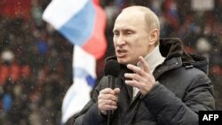 Thủ tướng Nga Vladimir Putin, ứng cử viên tổng thống, đọc diễn văn trong cuộc vận động tranh cử ở Moscow hôm 23/2/12