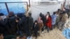 Người Syria tản cư xếp hàng chờ nhận chăn mền tại cửa khẩu Bab al-Salam, ở thị trấn biên giới phía bắc Azaz của Syria, ngày 6/2/2016. Hội Ân xá Quốc tế nêu rõ rằng tình hình tại Syria là vụ khủng hoảng cấp bách nhất trên thế giới, nhất là đối với người tị nạn