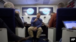 برسلز جاتے ہوئے امریکی وزیر دفاع کی طیارے میں صحافیوں سے بات چیت