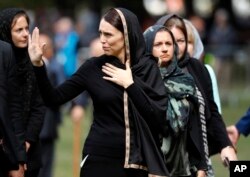 نیوزی لینڈ کی وزیر اعظم جسیڈا آرڈن مساجد پر حملے کی متاثرہ خواتین کے ساتھ۔